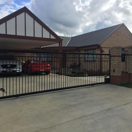 Modern, Private And Close To Town. Albury Buitenkant foto