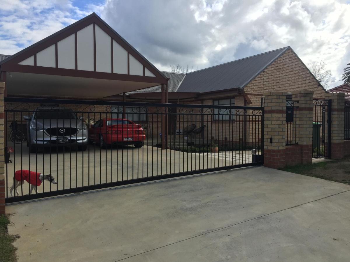 Modern, Private And Close To Town. Albury Buitenkant foto