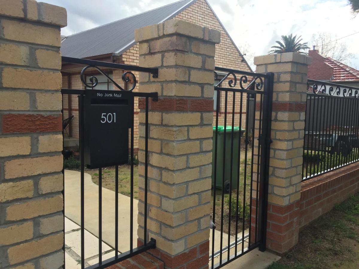 Modern, Private And Close To Town. Albury Buitenkant foto
